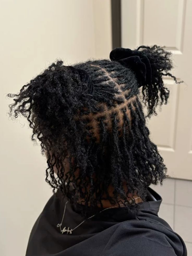 Well styled sisterlocks showing grid patterns