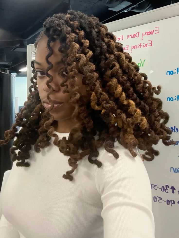 AN IMAGE OF A LADY ON CURLED LOCS(FLEXI RODS)