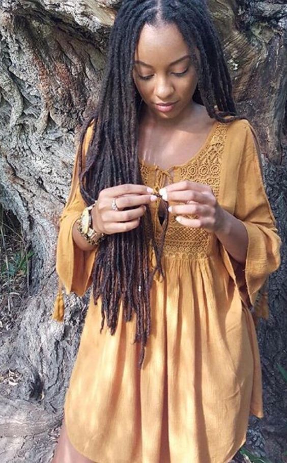 AN IMAGE OF A LADY WITH A LOOSE FREE-FLOWING LOCS