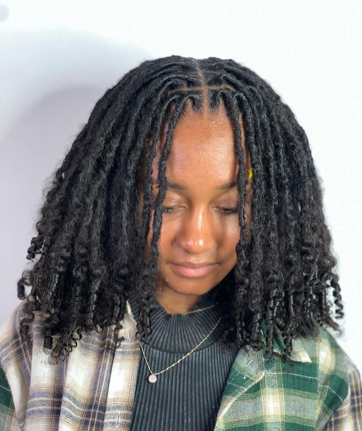 AN IMAGE OF AN AFRICAN WOMAN ON MIDDLE PART STRAIGHT LOCS