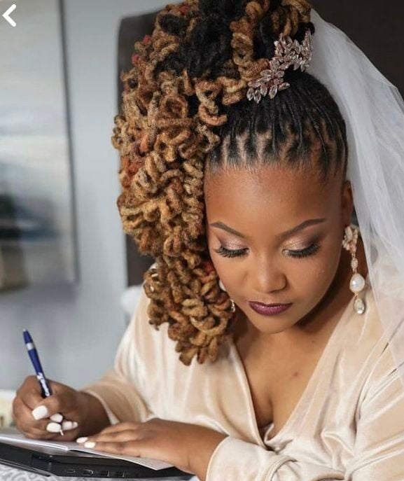 Voluminous locs stye