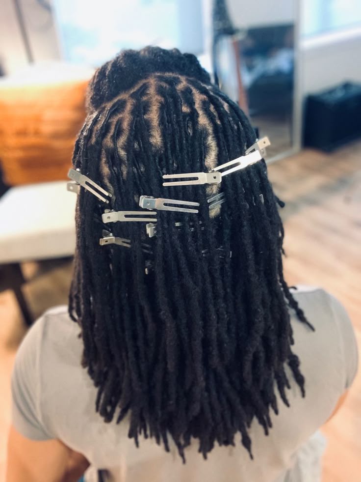  RETWISTING BLACK LOCS