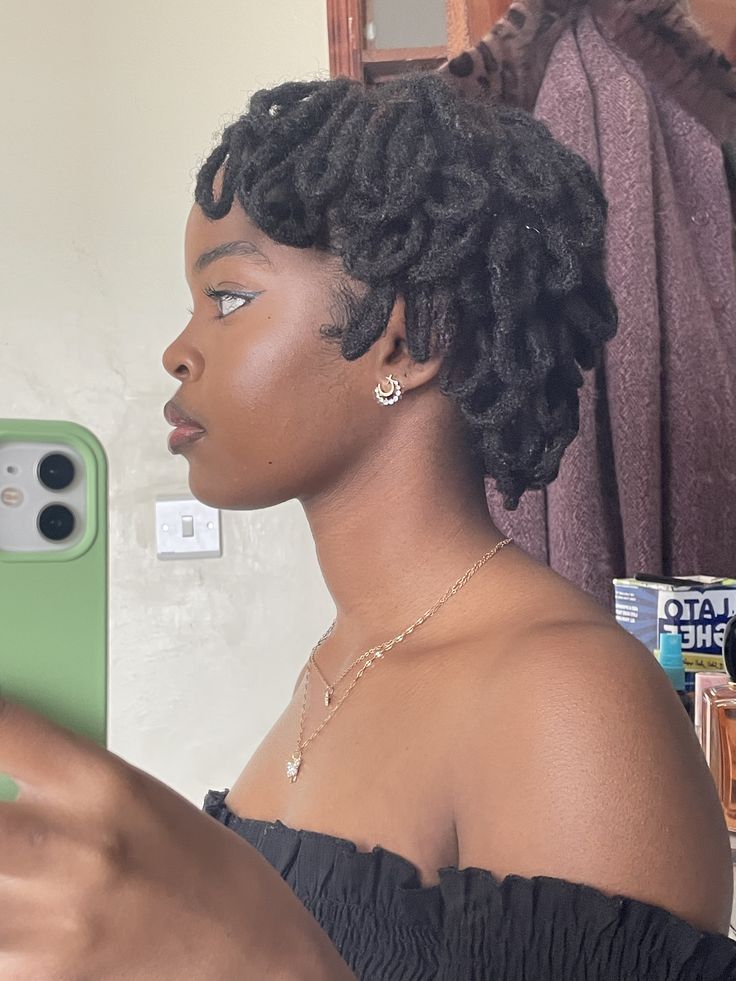 Short Locs With a Defined Shape